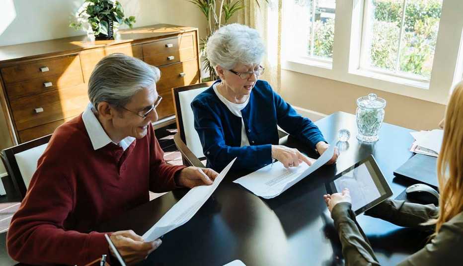 Pareja de adultos mayores felices